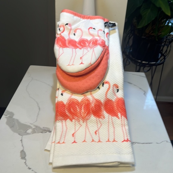 Kate Spade Flamingo Strut Your Stuff Set 2 Kitchen Towels 2 Mini Mitts NWT - Picture 2 of 7